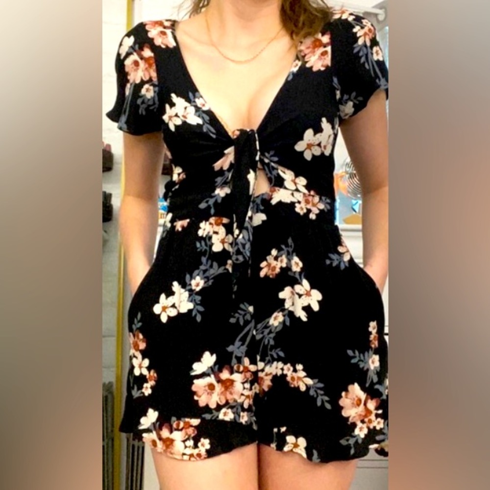 AMERICAN EAGLE WOMEN FLORAL ROMPER IN SIZE EXTRA SMALL